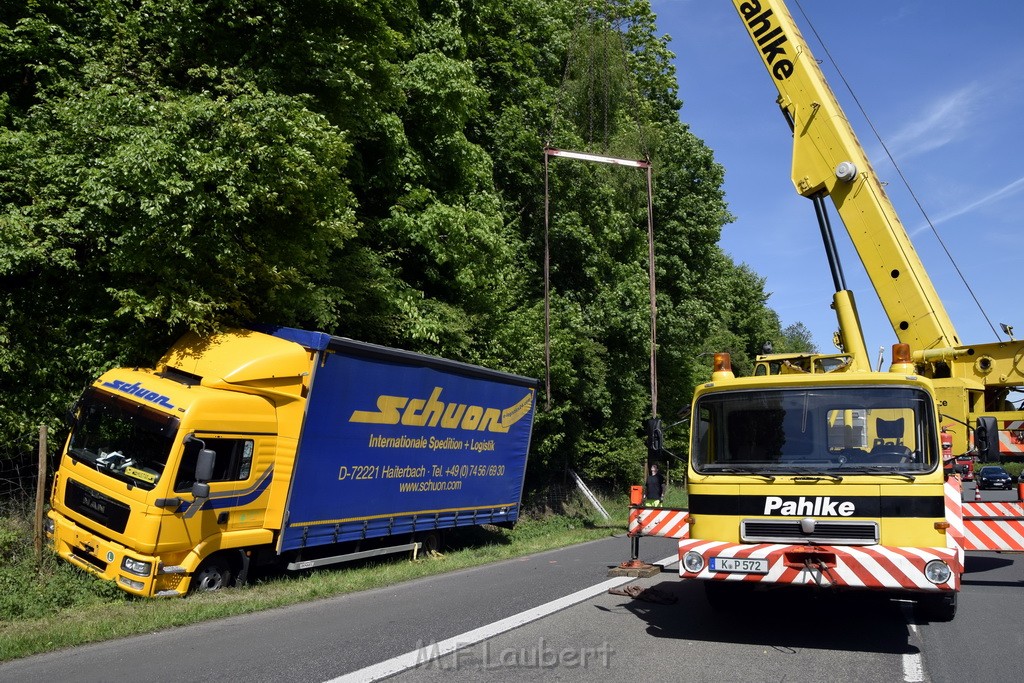 LKW in Boeschung A 3 Rich Frankfurt Hoehe Roesrath Lohmar P141.JPG - Miklos Laubert